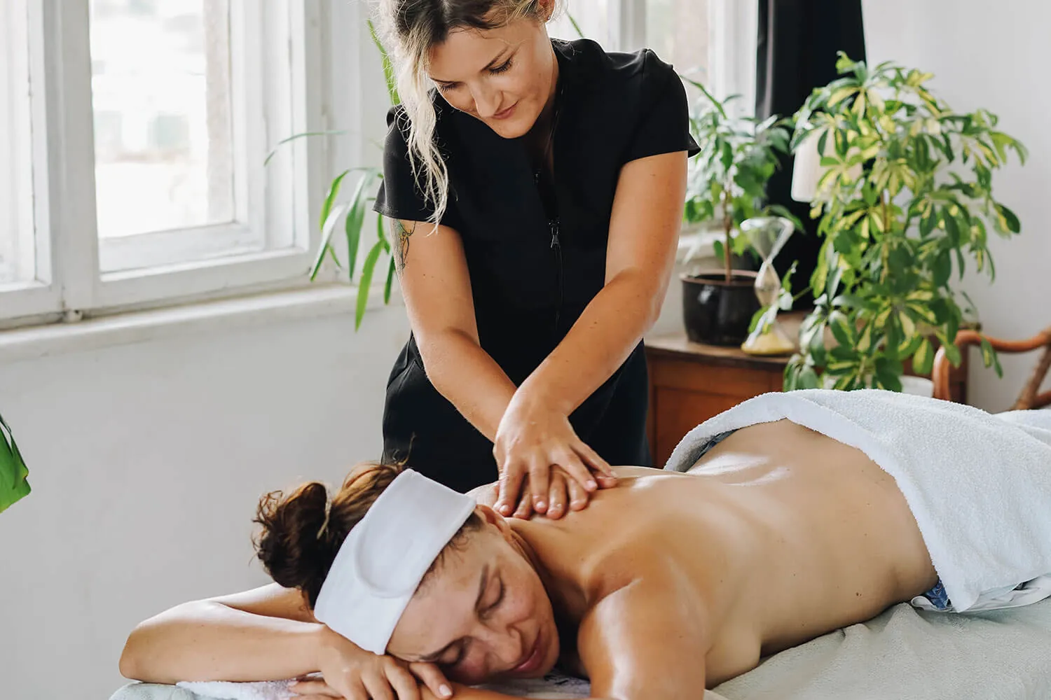 A St. Moritz student practitioner giving a back massage